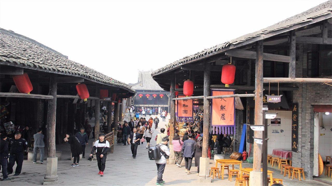 因为汽油需要进口,邻国打车比国内大多数城市都贵,起步价14元-解决你的疑问
